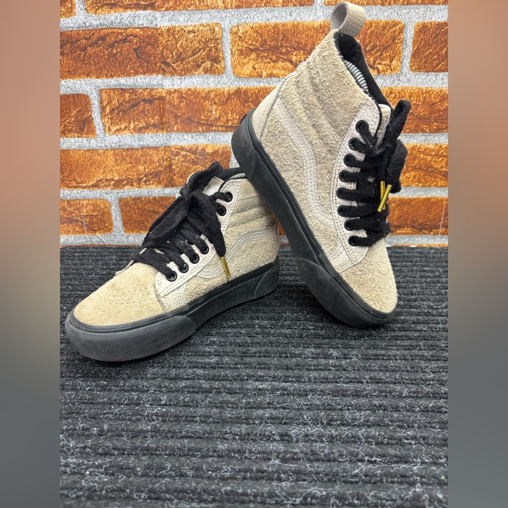 Vans Textured Sherpa Shoes- Women’s Size 5. In very good condition.
